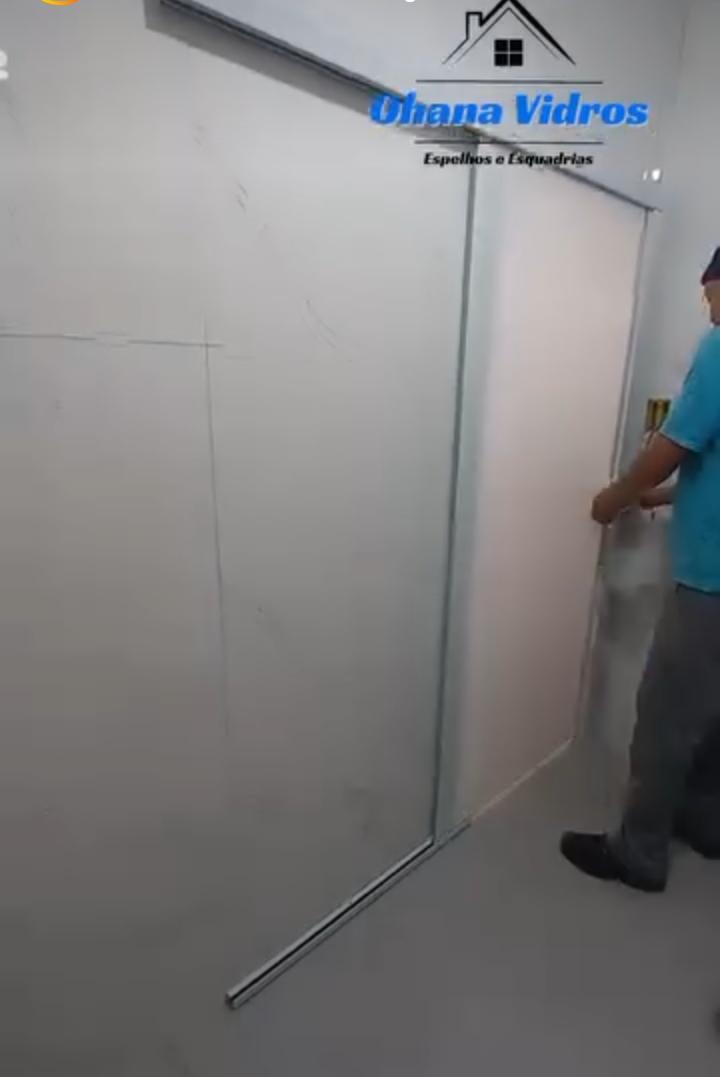 Porta de correr com película branca